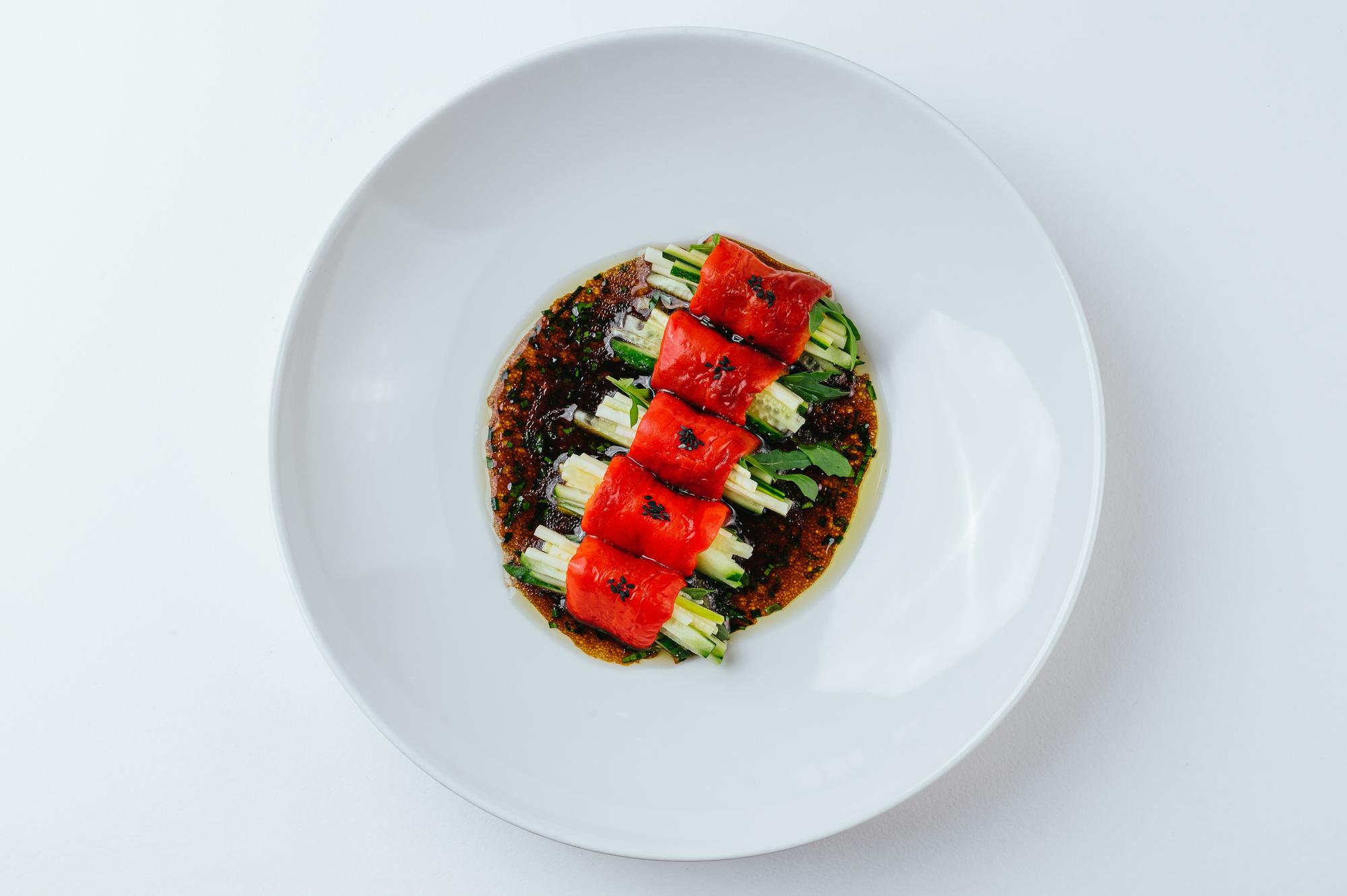 Keskin açıda sunulan bir tabak, modern plating